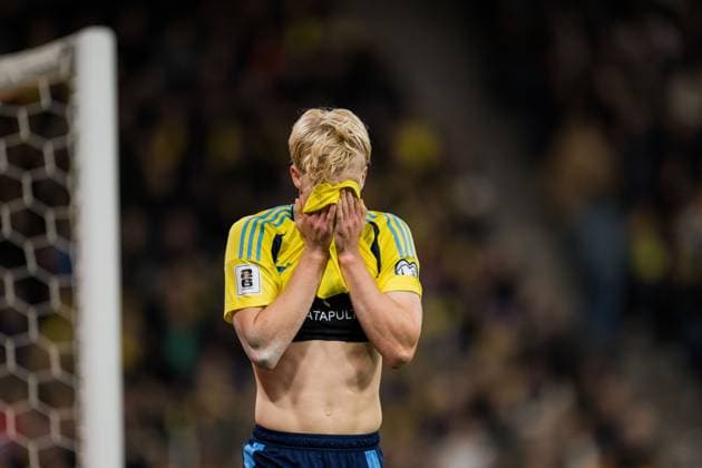 251010 Lucas Bergvall of Sweden looks dejected after the FIFA World Cup, WM, Weltmeisterschaft, Fussball Qualifier football match between Sweden and Switzerland on October 10, 2025 in Stockholm. Photo: Jesper Zerman BILDBYRAN kod JZ JM0740 bbeng fotboll football soccer fotball vm-kval kval fifa world cup qualifier qualifier qualification sverige sweden sverige a schweiz switzerlandbbauto depp Copyright: JESPERxZERMAN BB251010JZ071
