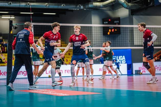 Volleyball Herren Saison 2025 2026 Liga Cup 2025 SVG Lüneburg vs. FT 1844 Freiburg 10.10.2025 Die Mannschaft der SVG Lüneburg jubelt