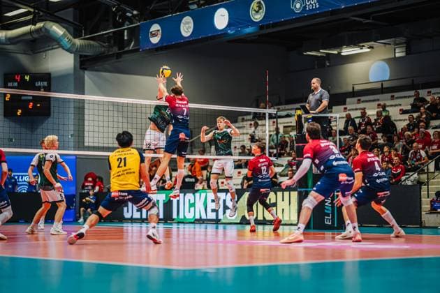 Volleyball Herren Saison 2025 2026 Liga Cup 2025 SVG Lüneburg vs. FT 1844 Freiburg 10.10.2025 Joscha Kunstmann ( 7 SVG Lüneburg) im Block gegen Liam Kristjanson ( 12 FT 1844 Freiburg)