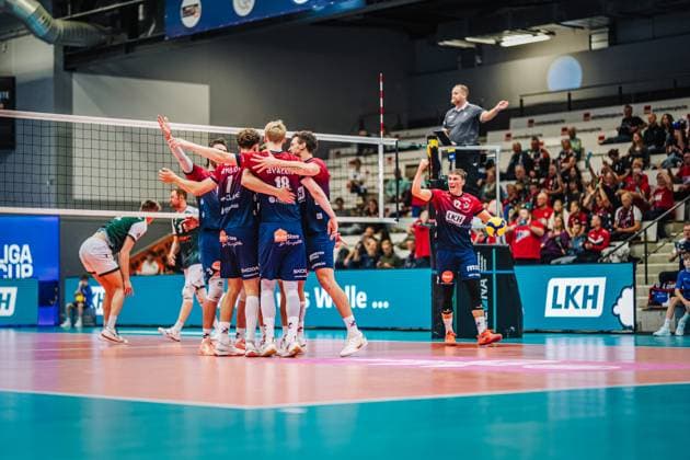 Volleyball Herren Saison 2025 2026 Liga Cup 2025 SVG Lüneburg vs. FT 1844 Freiburg 10.10.2025 Die Mannschaft der SVG Lüneburg jubelt