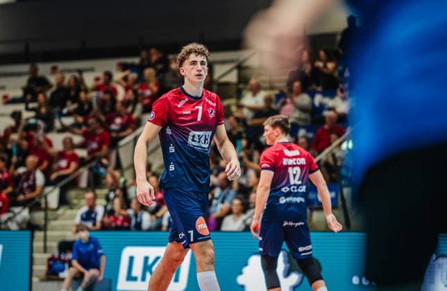 Volleyball Herren Saison 2025 2026 Liga Cup 2025 SVG Lüneburg vs. FT 1844 Freiburg 10.10.2025 Joscha Kunstmann ( 7 SVG Lüneburg) wartet auf den Ball