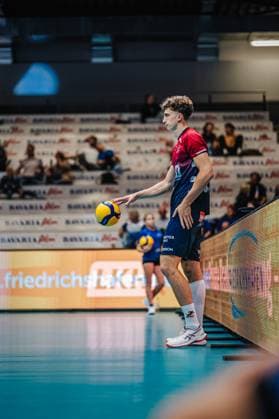 Volleyball Herren Saison 2025 2026 Liga Cup 2025 SVG Lüneburg vs. FT 1844 Freiburg 10.10.2025 Joscha Kunstmann ( 7 SVG Lüneburg) bereitet sich auf den Aufschlag vor