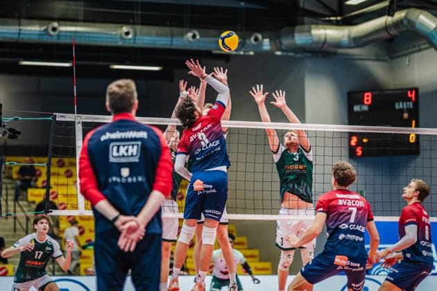 Volleyball Herren Saison 2025 2026 Liga Cup 2025 SVG Lüneburg vs. FT 1844 Freiburg 10.10.2025 Jesse Elser ( 3 SVG Lüneburg) beim Angriff gegen den Block von Fabian Hosch ( 9 FT 1844 Freiburg) und Yannick Harms ( 3 FT 1844 Freiburg)