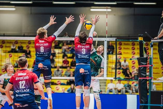 Volleyball Herren Saison 2025 2026 Liga Cup 2025 SVG Lüneburg vs. FT 1844 Freiburg 10.10.2025 Yannick Harms ( 3 FT 1844 Freiburg) gegen den Block Jackson Howe ( 6 SVG Lüneburg) und Jesse Elser ( 3 SVG Lüneburg)