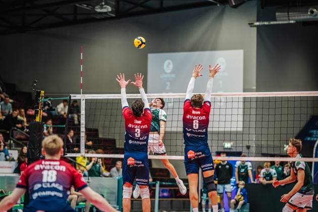 Volleyball Herren Saison 2025 2026 Liga Cup 2025 SVG Lüneburg vs. FT 1844 Freiburg 10.10.2025 Brendan Mills ( 17 FT 1844 Freiburg) gegen den Block von Jesse Elser ( 3 SVG Lüneburg) und Jackson Howe ( 6 SVG Lüneburg)