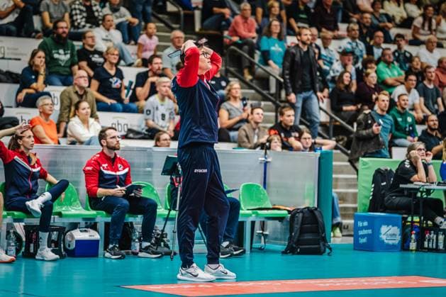 Volleyball Herren Saison 2025 2026 Liga Cup 2025 SVG Lüneburg vs. FT 1844 Freiburg 10.10.2025 Stefan Hübner (Trainer SVG Lüneburg) hat die Hände über den Kopf geschlagen