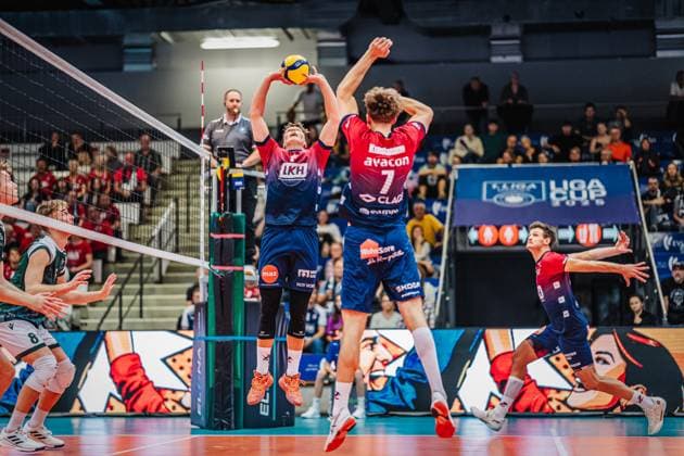 Volleyball Herren Saison 2025 2026 Liga Cup 2025 SVG Lüneburg vs. FT 1844 Freiburg 10.10.2025 Santeri Välimaa ( 12 SVG Lüneburg) spielt dem Ball zu Joscha Kunstmann ( 7 SVG Lüneburg)