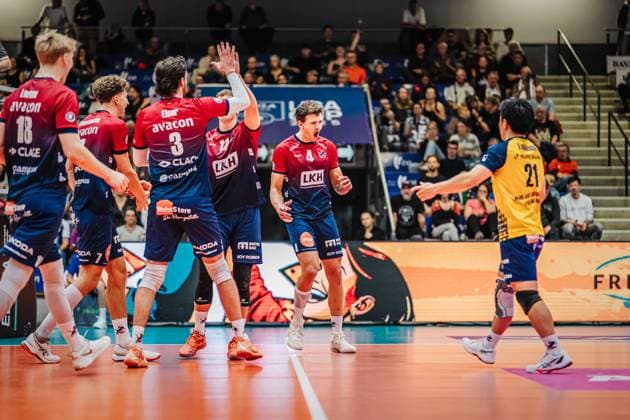 Volleyball Herren Saison 2025 2026 Liga Cup 2025 SVG Lüneburg vs. FT 1844 Freiburg 10.10.2025 Die Mannschaft der SVG Lüneburg jubelt