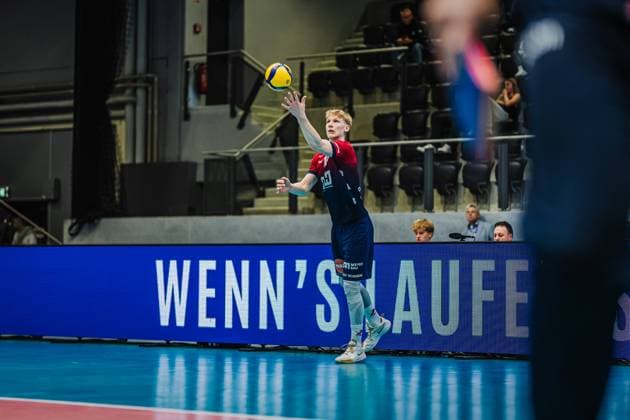 Volleyball Herren Saison 2025 2026 Liga Cup 2025 SVG Lüneburg vs. FT 1844 Freiburg 10.10.2025 Axel Larsen ( 18 SVG Lüneburg) wirft sich den Ball zum Aufschlag an