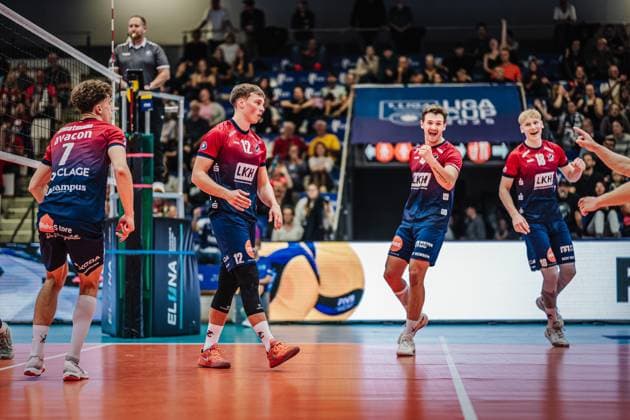 Volleyball Herren Saison 2025 2026 Liga Cup 2025 SVG Lüneburg vs. FT 1844 Freiburg 10.10.2025 Die Mannschaft der SVG Lüneburg jubelt