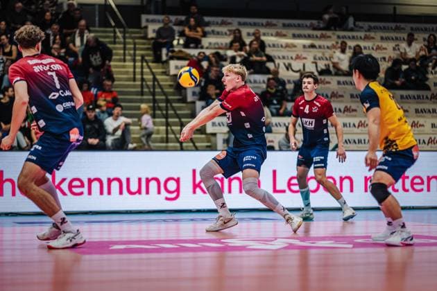 Volleyball Herren Saison 2025 2026 Liga Cup 2025 SVG Lüneburg vs. FT 1844 Freiburg 10.10.2025 Axel Larsen ( 18 SVG Lüneburg) bei der Annahme