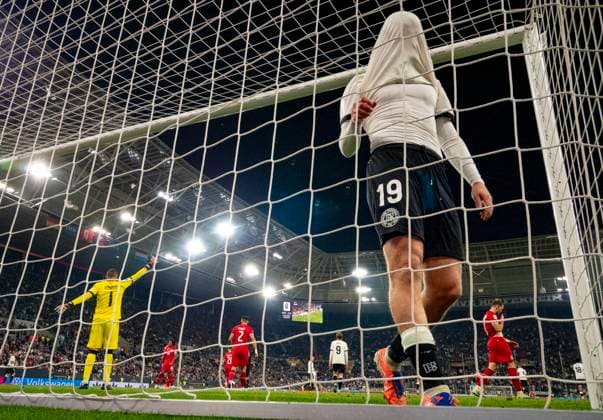 10.10.2025, Fussball WM-Qualifikation Europa 2025 26, 7.Spieltag, Deutschland - Luxemburg, in der PreZero-Arena (Sinsheim). Jonathan Burkardt (Deutschland) frustriert mit dem Trikot über dem Kopf im Tor