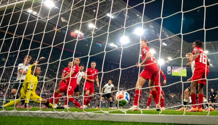 10.10.2025, Fussball WM-Qualifikation Europa 2025 26, 7.Spieltag, Deutschland - Luxemburg, in der PreZero-Arena (Sinsheim). Torschuss zum 4:0 von Josua Kimmich (li, Deutschland) gegen Torwart Anthony Moris (Luxemburg)