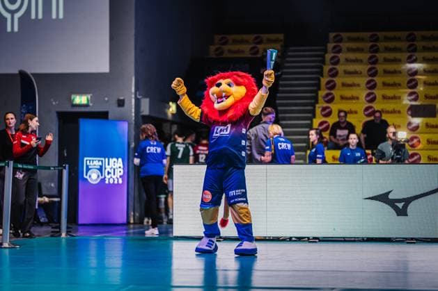 Volleyball Herren Saison 2025 2026 Liga Cup 2025 SVG Lüneburg vs. FT 1844 Freiburg 10.10.2025 Das Maskottchen der SVG Lüneburg LüneLeo jubelt