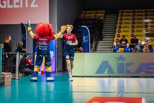 Volleyball Herren Saison 2025 2026 Liga Cup 2025 SVG Lüneburg vs. FT 1844 Freiburg 10.10.2025 Daniel Gruvaeus ( 2 SVG Lüneburg) läuft in die Arena ein