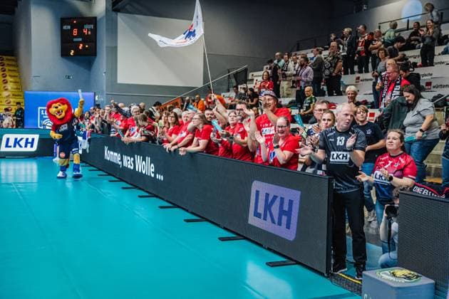 Volleyball Herren Saison 2025 2026 Liga Cup 2025 SVG Lüneburg vs. FT 1844 Freiburg 10.10.2025 Der Lüneblock wartet auf die Mannschaft nach dem Sieg beim Liga Cup