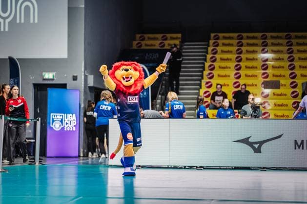 Volleyball Herren Saison 2025 2026 Liga Cup 2025 SVG Lüneburg vs. FT 1844 Freiburg 10.10.2025 Das Maskottchen der SVG Lüneburg LüneLeo jubelt