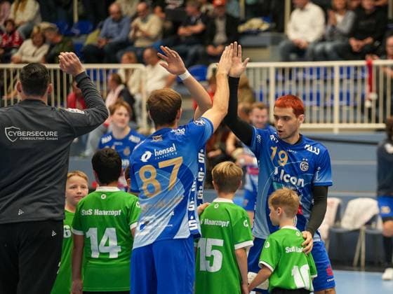 Einlauf und Abklatschen bei Dmytro Redkyn (TV Grosswallstadt, 19) und Maxim Schalles (TV Grosswallstadt, 87) TuSEM Essen vs. TV Grosswallstadt, Handball, 2. Bundesliga, 7. Spieltag, Saison 2025 2026, 10.10.2025 TuSEM Essen vs. TV Grosswallstadt, Handball, 2. Bundesliga, 7. Spieltag, Saison 2025 2026, 10.10.2025 Essen Copyright: xEibner-Pressefoto DamianxKruczynx EP_DKI