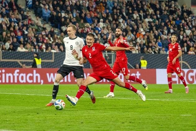 Maximilian Beier (GER) im Zweikampf mit Seid Korac (LUX). xettx, Deutschland, Sinsheim, 10.10.2025, Fussball, Nationalmannschaft, WM-Qualifikation Europa: Deutschland vs Luxemburg, Saison 2025 2026, Matchday 7, PreZerro Arena