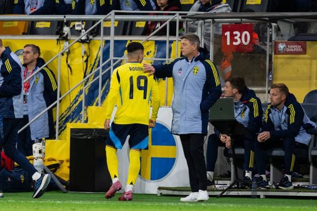 251010 Roony Bardghji and head coach Jon Dahl Tomasson of Sweden during the FIFA World Cup, WM, Weltmeisterschaft, Fussball Qualifier football match between Sweden and Switzerland on October 10, 2025 in Stockholm. Photo: Simon Hastegard BILDBYRAN kod SH JM0740 bbeng fotboll football soccer fotball vm-kval kval fifa world cup qualifier qualifier qualification sverige sweden sverige a schweiz switzerlandbbauto Copyright: SIMONxHASTEGARD BB251010SH058