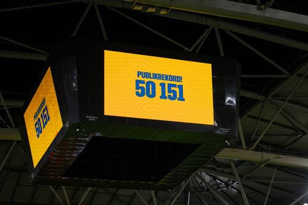 251010 The attendance is shown on the big screen during the FIFA World Cup, WM, Weltmeisterschaft, Fussball Qualifier football match between Sweden and Switzerland on October 10, 2025 in Stockholm. Photo: Simon Hastegard BILDBYRAN kod SH JM0740 bbeng fotboll football soccer fotball vm-kval kval fifa world cup qualifier qualifier qualification sverige sweden sverige a schweiz switzerland Copyright: SIMONxHASTEGARD BB251010SH065