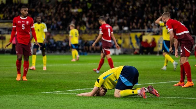 251010 Lucas Bergvall of Sweden looks dejected during the FIFA World Cup, WM, Weltmeisterschaft, Fussball Qualifier football match between Sweden and Switzerland on October 10, 2025 in Stockholm. Photo: Simon Hastegard BILDBYRAN kod SH JM0740 bbeng fotboll football soccer fotball vm-kval kval fifa world cup qualifier qualifier qualification sverige sweden sverige a schweiz switzerlandbbauto depp Copyright: SIMONxHASTEGARD BB251010SH069