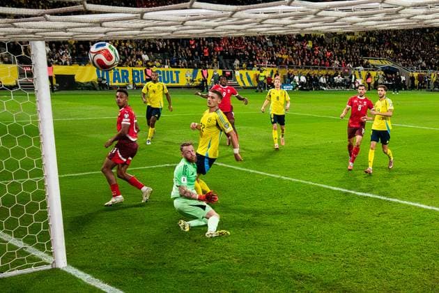 251010 Johan Manzambi of Switzerland scores 0-2 behind goalkeeper Viktor Johansson of Sweden during the FIFA World Cup, WM, Weltmeisterschaft, Fussball Qualifier football match between Sweden and Switzerland on October 10, 2025 in Stockholm. Photo: Joel Marklund BILDBYRAN kod JM JM0740 bbeng fotboll football soccer fotball vm-kval kval fifa world cup qualifier qualifier qualification sverige sweden sverige a schweiz switzerland Copyright: JOELxMARKLUND BB251010JM126
