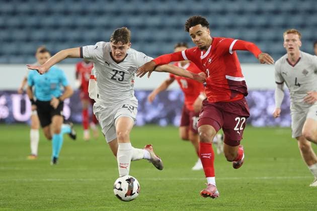 U21, U 21 Schweiz - Island Noel Atli Arnorsson gegen Marc Giger 10.10.2025 Swissporarena Luzern, SCHWEIZ, Saison 2025 2026 Herren Fussball U21 EM Qualifikation Schweiz - Island Noel Atli Arnorsson (li,Island U21) gegen Marc Giger (Schweiz U21)