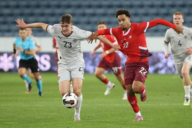U21, U 21 Schweiz - Island Noel Atli Arnorsson gegen Marc Giger 10.10.2025 Swissporarena Luzern, SCHWEIZ, Saison 2025 2026 Herren Fussball U21 EM Qualifikation Schweiz - Island Noel Atli Arnorsson (li,Island U21) gegen Marc Giger (Schweiz U21)