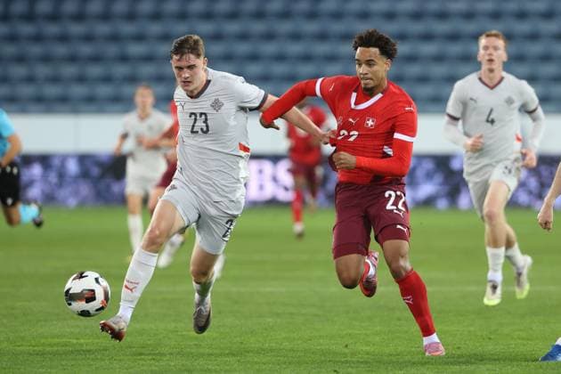 U21, U 21 Schweiz - Island Noel Atli Arnorsson gegen Marc Giger 10.10.2025 Swissporarena Luzern, SCHWEIZ, Saison 2025 2026 Herren Fussball U21 EM Qualifikation Schweiz - Island Noel Atli Arnorsson (li,Island U21) gegen Marc Giger (Schweiz U21)