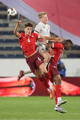 U21, U 21 Schweiz - Island Hilmir Mikaelsson gegen Dion Kacuri und Roggerio Nyakossi 10.10.2025 Swissporarena Luzern, SCHWEIZ, Saison 2025 2026 Herren Fussball U21 EM Qualifikation Schweiz - Island Hilmir Mikaelsson (mitte,Island U21) gegen Dion Kacuri (li) und Roggerio Nyakossi (Schweiz U21)