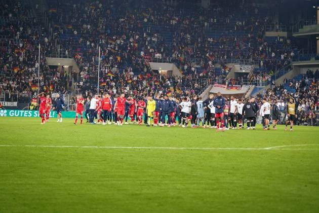 Fussball: FIFA WM Qualifikation Europa 2025 26, 7. Spieltag - Deutschland vs Luxemburg - PreZero-Arena (Sinsheim): Team Luxemburg nach Abpfiff auf dem Weg zu den mitgereisten Gästefans Sinsheim Baden-Württemberg Deutschland Copyright: xJOERANxSTEINSIEKx
