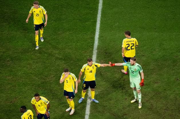 251010 Alexander Bernhardsson, Gabriel Gudmundsson, Jesper Karlström, Gustaf Lagerbielke and goalkeeper Viktor Johansson of Sweden during the FIFA World Cup, WM, Weltmeisterschaft, Fussball Qualifier football match between Sweden and Switzerland on October 10, 2025 in Stockholm. Photo: Emma Wallskog BILDBYRAN COP 320 JM0740 bbeng fotboll football soccer fotball vm-kval kval fifa world cup qualifier qualifier qualification sverige sweden sverige a schweiz switzerland Copyright: EMMAxWALLSKOG BB251010EW028