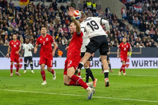 Wo war hier der VAR? Enes Mahmutovic (LUX) und Johnathan Burkardt (GER). xettx, Deutschland, Sinsheim, 10.10.2025, Fussball, Nationalmannschaft, WM-Qualifikation Europa: Deutschland vs Luxemburg, Saison 2025 2026, Matchday 7, PreZerro Arena