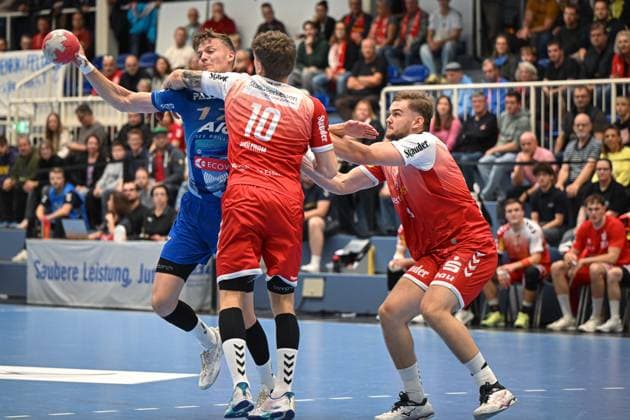 Deutschland, Handball, 2. Bundesliga, 7. Spieltag, 2025 2026, TuSEM Essen vs TV Großwallstadt, 10.10.2025, Sporthalle Am Hallo, Essen, Deutschland, Sebastian Trost (TV Großwallstadt, 17) im Zweikampf mit Finn Wolfram (TuSEM Essen, 10) Copyright: xMarkusxVerwimpx