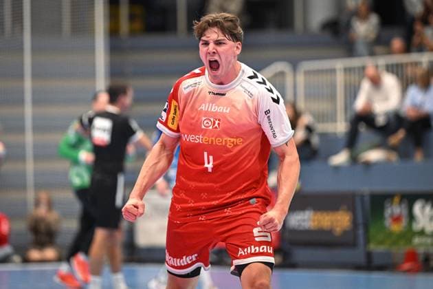 Deutschland, Handball, 2. Bundesliga, 7. Spieltag, 2025 2026, TuSEM Essen vs TV Großwallstadt, 10.10.2025, Sporthalle Am Hallo, Essen, Deutschland, Felix Göttler (TuSEM Essen, 4) jubelt lautstark Copyright: xMarkusxVerwimpx