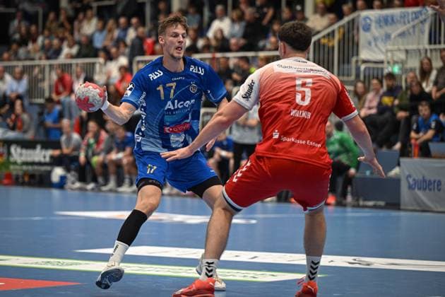 Deutschland, Handball, 2. Bundesliga, 7. Spieltag, 2025 2026, TuSEM Essen vs TV Großwallstadt, 10.10.2025, Sporthalle Am Hallo, Essen, Deutschland, Sebastian Trost (TV Großwallstadt, 17) im Zweikampf mit Valentin Willner (TuSEM Essen, 5) Copyright: xMarkusxVerwimpx