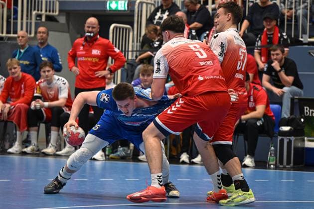 Deutschland, Handball, 2. Bundesliga, 7. Spieltag, 2025 2026, TuSEM Essen vs TV Großwallstadt, 10.10.2025, Sporthalle Am Hallo, Essen, Deutschland, Axel Skaarnaes Axel Skarnaes (TV Großwallstadt, 35) wird attackiert von Valentin Willner (TuSEM Essen, 5) und Max Neuhaus (TuSEM Essen, 37) Copyright: xMarkusxVerwimpx