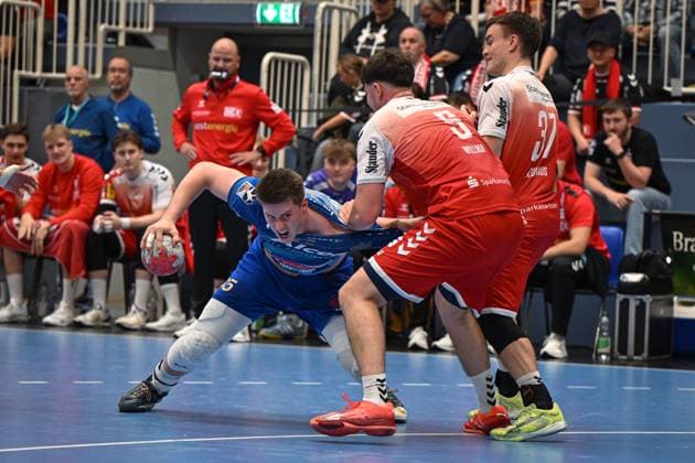 Deutschland, Handball, 2. Bundesliga, 7. Spieltag, 2025 2026, TuSEM Essen vs TV Großwallstadt, 10.10.2025, Sporthalle Am Hallo, Essen, Deutschland, Axel Skaarnaes Axel Skarnaes (TV Großwallstadt, 35) wird attackiert von Valentin Willner (TuSEM Essen, 5) und Max Neuhaus (TuSEM Essen, 37) Copyright: xMarkusxVerwimpx