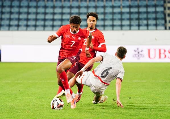 10.10.2025 Luzern Schweiz Swissporarena Fussball Herren European Under-21 Championship Schweiz-Island. Bild : Ethan Meichtry (SUI) gegen Baldur Kari Helgason (ISL) (r.) Aktion Einzelbild