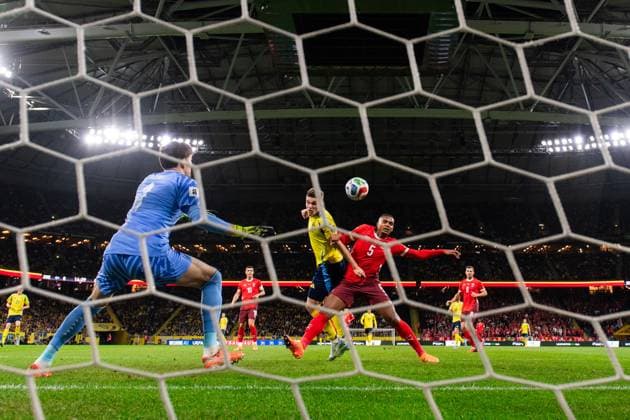 251010 Goalkeeper Gregor Kobel and Manuel Akanji of Switzerland are being challenged by Viktor Gyökeres of Sweden during the FIFA World Cup, WM, Weltmeisterschaft, Fussball Qualifier football match between Sweden and Switzerland on October 10, 2025 in Stockholm. Photo: Joel Marklund BILDBYRAN kod JM JM0740 bbeng fotboll football soccer fotball vm-kval kval fifa world cup qualifier qualifier qualification sverige sweden sverige a schweiz switzerland Copyright: JOELxMARKLUND BB251010JM133