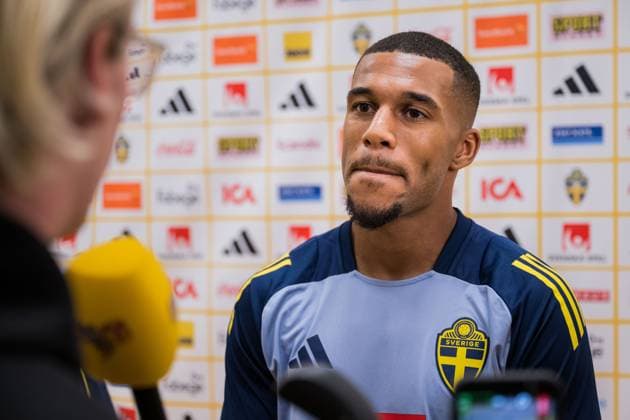251010 Isak Hien of Sweden in the mixed zone after the FIFA World Cup, WM, Weltmeisterschaft, Fussball Qualifier football match between Sweden and Switzerland on October 10, 2025 in Stockholm. Photo: Jesper Zerman BILDBYRAN kod JZ JM0740 bbeng fotboll football soccer fotball vm-kval kval fifa world cup qualifier qualifier qualification sverige sweden sverige a schweiz switzerlandbbauto Copyright: JESPERxZERMAN BB251010JZ104