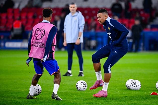 FOOTBALL : France vs Azerbaidjan - Paris - 10 10 2025 Kylian Mbappe ( 10 - France ) warms up prior the European Qualifying round match between France and Azerbaijan at Parc des Princes on October 10, 2025 in Paris, France. ( Photo by Federico Pestellini PsnewZ ) - Parc des PrincesFrance  Copyright: xFedericoxPestellinix