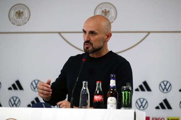 10.10.2025, xmohx, Fussball U 21 EM Qualifikation, Deutschland - Griechenland v.l. Trainer Coach Antonio Di Salvo (Deutsche Fussball Nationalmannschaft DFB U21, U 21 auf der Pressekonferenz nach dem Spiel (DFL DFB REGULATIONS PROHIBIT ANY USE OF PHOTOGRAPHS as IMAGE SEQUENCES and or QUASI-VIDEO) Jena