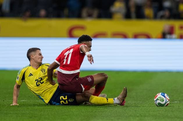 251010 Gustaf Lagerbielke of Sweden and Dan Ndoye of Switzerland during the FIFA World Cup, WM, Weltmeisterschaft, Fussball Qualifier football match between Sweden and Switzerland on October 10, 2025 in Stockholm. Photo: Simon Hastegard BILDBYRAN kod SH JM0740 bbeng fotboll football soccer fotball vm-kval kval fifa world cup qualifier qualifier qualification sverige sweden sverige a schweiz switzerland Copyright: SIMONxHASTEGARD BB251010SH100