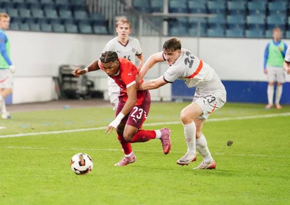 10.10.2025 Luzern Schweiz Swissporarena Fussball Herren European Under-21 Championship Schweiz-Island. Bild : Keller Junior Ze (SUI) gegen Kari Helgason (ISL) (r.) Aktion Zweikampf