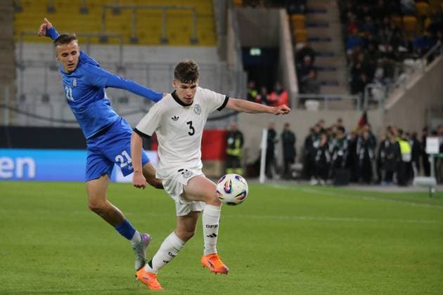 10.10.2025, xmohx, Fussball U 21 EM Qualifikation, Deutschland - Griechenland v.l. Christos Papadopoulos (Griechenland U21, U 21 Lukas Ullrich (Deutsche Fussball Nationalmannschaft DFB U21) Zweikampf, Aktion, action, battle for the ball (DFL DFB REGULATIONS PROHIBIT ANY USE OF PHOTOGRAPHS as IMAGE SEQUENCES and or QUASI-VIDEO) Jena