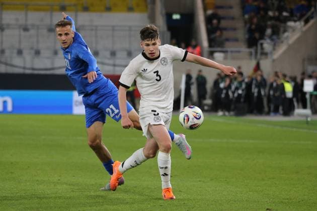 10.10.2025, xmohx, Fussball U 21 EM Qualifikation, Deutschland - Griechenland v.l. Christos Papadopoulos (Griechenland U21, U 21 Lukas Ullrich (Deutsche Fussball Nationalmannschaft DFB U21) Zweikampf, Aktion, action, battle for the ball (DFL DFB REGULATIONS PROHIBIT ANY USE OF PHOTOGRAPHS as IMAGE SEQUENCES and or QUASI-VIDEO) Jena