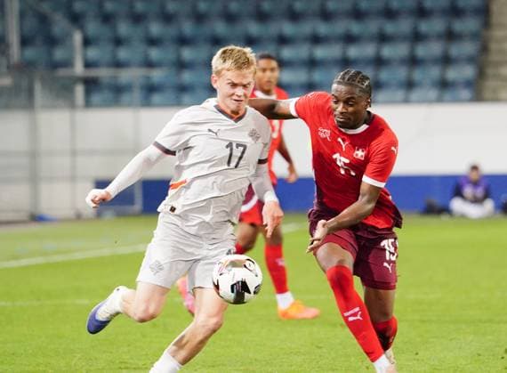 10.10.2025 Luzern Schweiz Swissporarena Fussball Herren European Under-21 Championship Schweiz-Island. Bild : Brno Ogbus (SUI) gegen Kristinn Bjarnason (ISL) (I.) Aktion Zweikampf