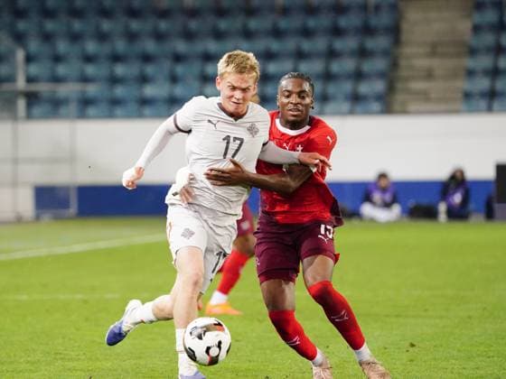 10.10.2025 Luzern Schweiz Swissporarena Fussball Herren European Under-21 Championship Schweiz-Island. Bild : Brno Ogbus (SUI) gegen Kristinn Bjarnason (ISL) (I.) Aktion Zweikampf